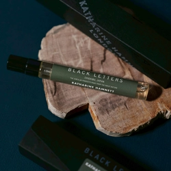 BLACKLETTERS × KATHARINE HAMNETT LONDON 黒文字精油と国産ヒノキの間伐材から生まれた “森をまとう香水『悠森 - YUSHIN』”が登場