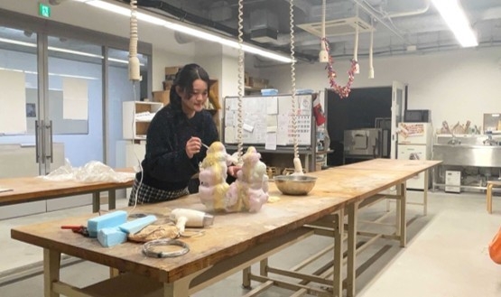 近畿大学文芸学部芸術学科のガラス造形ゼミが初開催の「ガラスフェス KOBE 2026」で1年間の研究成果を公開