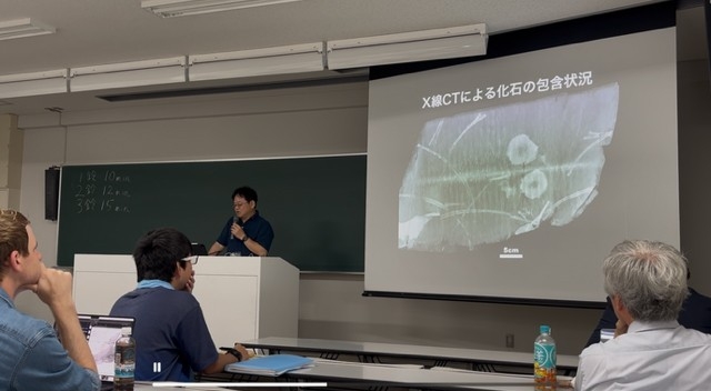 日本古生物学会で魚竜化石について発表する加藤教授=北海道大学で29日、碇学芸員撮影