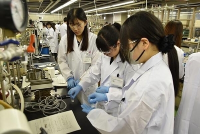 学生スタッフが実験をサポート