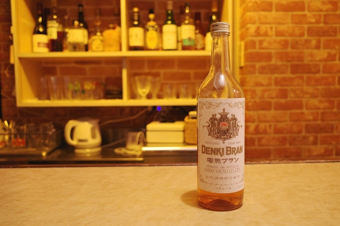 文豪たちが好んだ電気ブランも人気メニュー