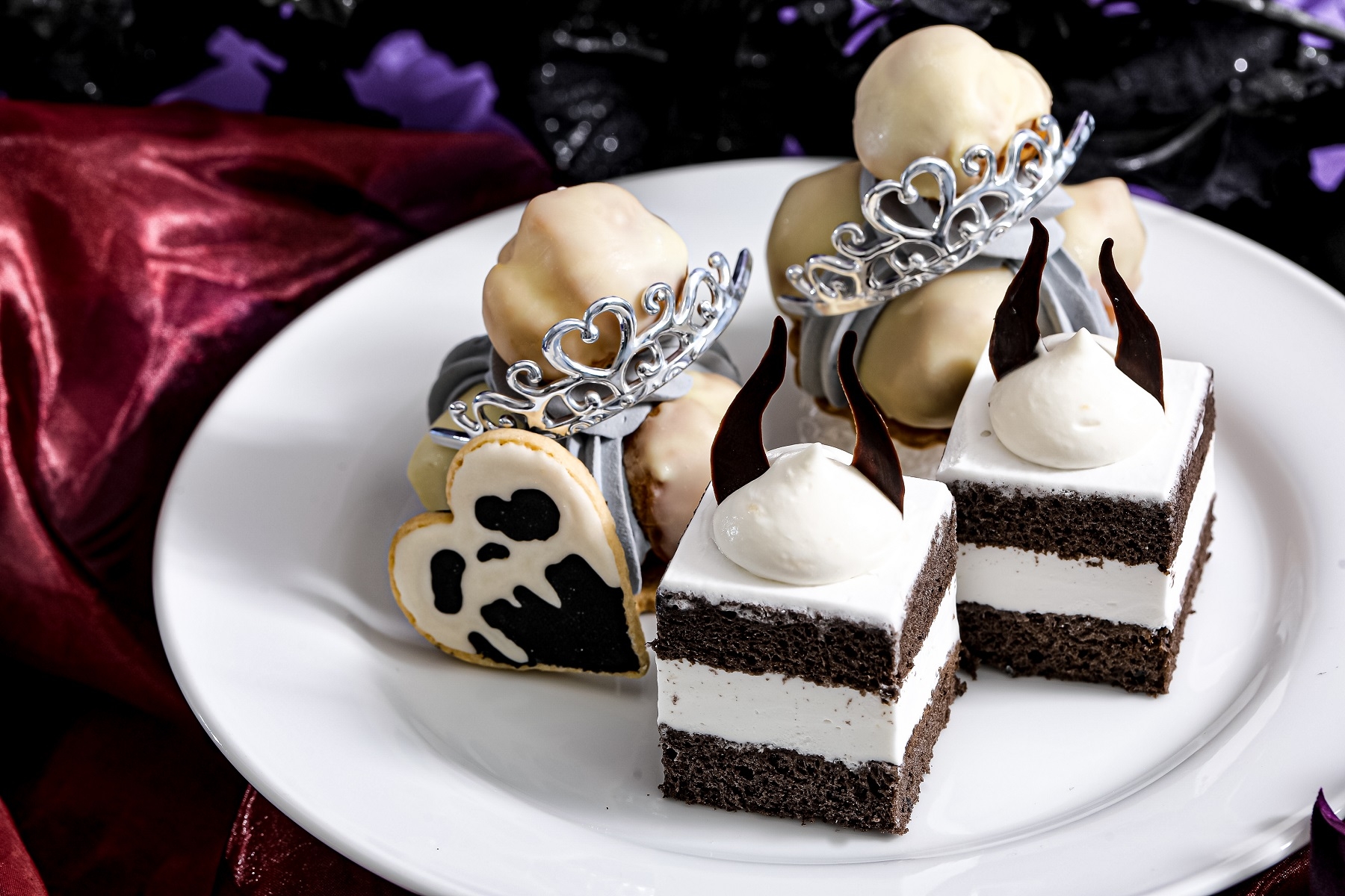 スイーツスタンド上段:クイーンが愛したサントノーレ / アイシングクッキー / デビルショートケーキ