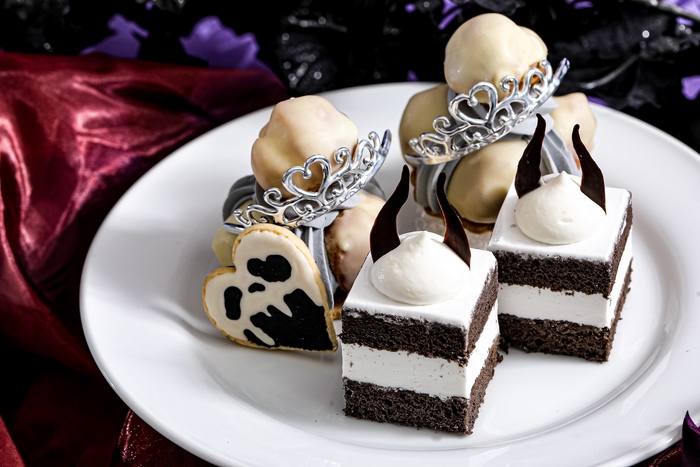 スイーツスタンド上段:クイーンが愛したサントノーレ / アイシングクッキー / デビルショートケーキ