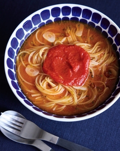 ワンパンで完成のarikoさんちの定番、具なしの「トマトのスープパスタ」。大好きだったお店の味をイメージした、自慢の時短レシピ