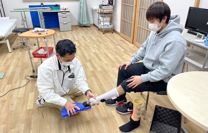 令和4年(2022年)12月に中村ブレイスを訪れ、型取りをする様子