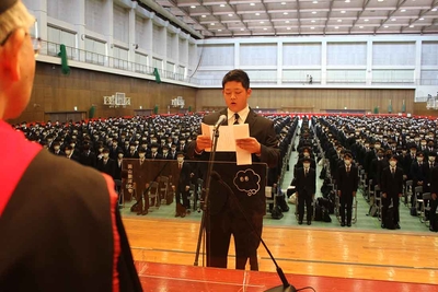 入学生代表で宣誓する経営学部の日名さん