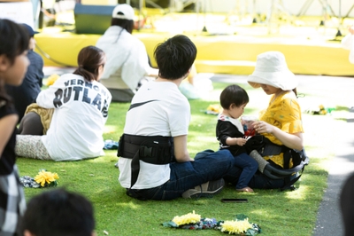 芝生スポットでくつろぐ来場者