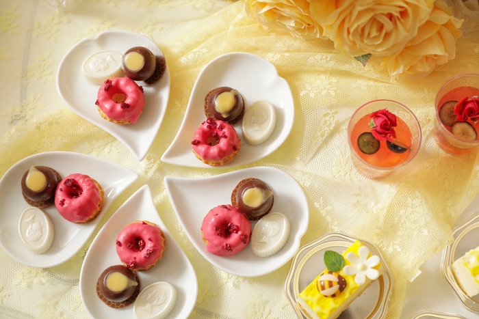 (左皿):カメオクッキー/蜂蜜パッションショコラ/ピンクマフィン(右上):アセロラシャンパンジュレ