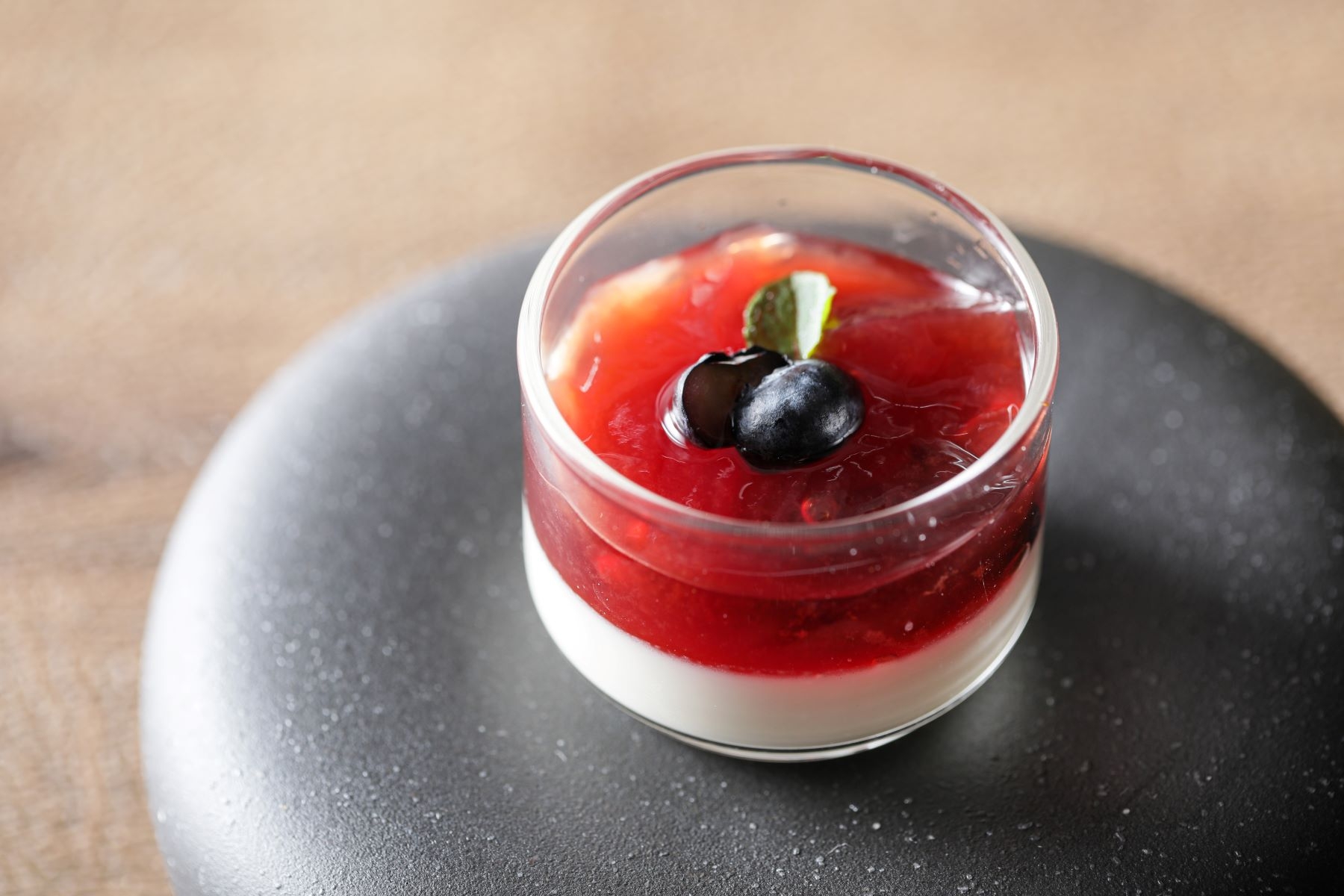 ブルーベリーのサングリア ココナッツミルクのブラン・マンジェと共に
