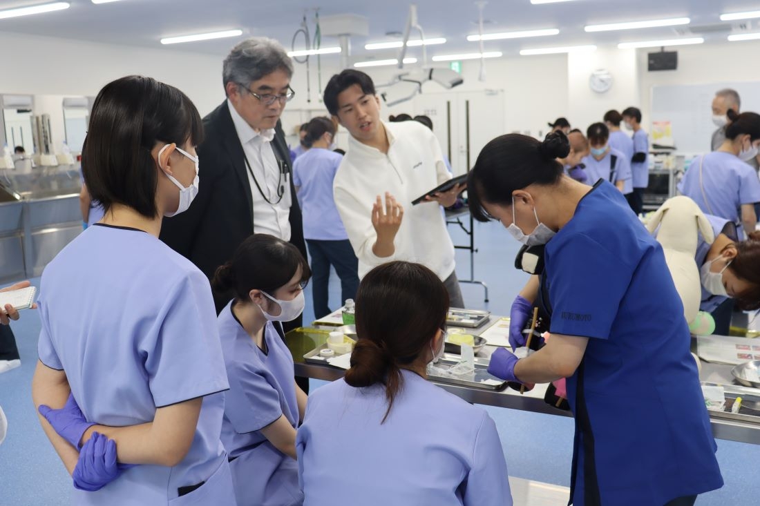 「まきよるONE」の使い方を指導する赤木教授(後方左)と石橋さん(その右側)