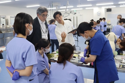 「まきよるONE」の使い方を指導する赤木教授（後方左）と石橋さん（その右側）