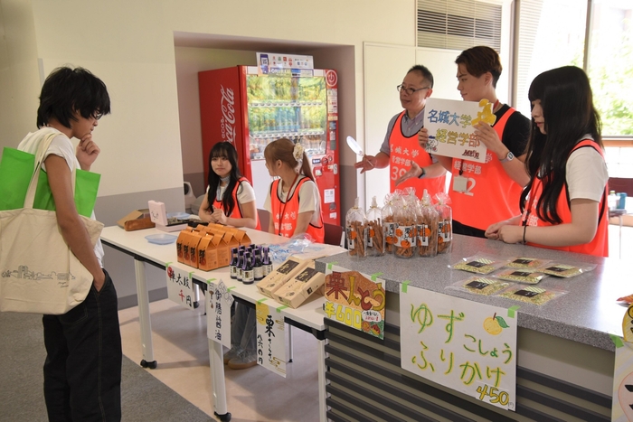 経営学部によるチャリティー販売