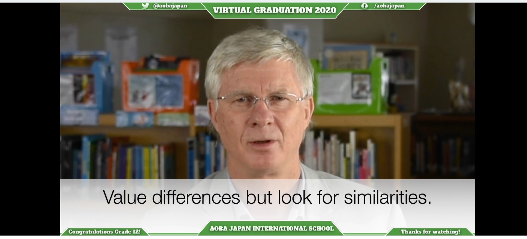 (写真5:卒業生に力強いメッセージを贈るケン・セル学園長)