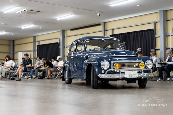 室内展示された1950年代の名車ボルボPV544