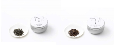 「四万十川源流茶  煎茶」（1,404円、左） 「四万十川源流茶  ほうじ茶」（1,404円、右）　清らかな水と澄んだ空気に包まれた、標高600ｍの四万十川源流の茶畑で育まれたお茶。ほどよい寒暖差や、霧の発生による天然ヴェールのおかげで日光を適度に遮断し、茶の旨味成分が多いまろやかな味わいに仕上がりました。