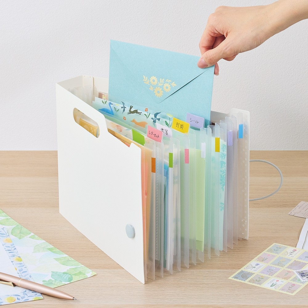 便箋やレターセット、メッセージカード、ギフト包装材など贈り物を収納できます。