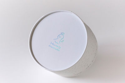 ヘブンリーチーズケーキの世界観を表現したオリジナルケース（ホールサイズ限定）