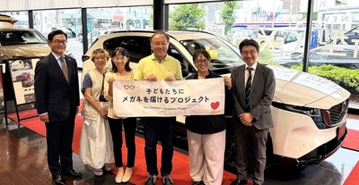 （写真左より）神戸マツダ代表取締役社長 橋本 覚 様、姫路市 市民活動・ボランティアサポートセンター 所長 白井 みゆき様、特定非営利活動法人西脇てとて広場 代表理事 東野 由美子 様、NPO法人スマイルポケット代表理事 中村 伸一郎 様、兵庫こども食堂ネットワーク福代表 久後 恵美子様 、パリミキホールディングス代表取締役会長 多根 幹雄