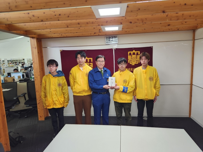 林・氷見市長(中央)と高島会長(右から2人目)ら