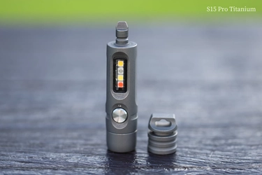 小さく明るいだけじゃない。こじ開け・フタ開けができる ミニプライバーを搭載した超小型チタン製懐中電灯