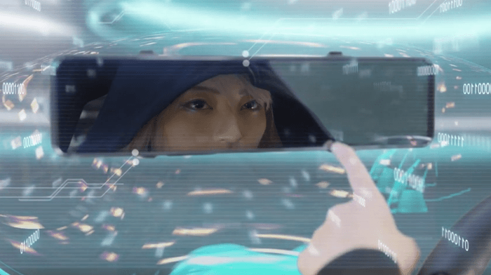 ドライブレコーダーは?の質問に「ミラーカム」と答える女性