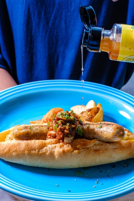 料理にかけている様子