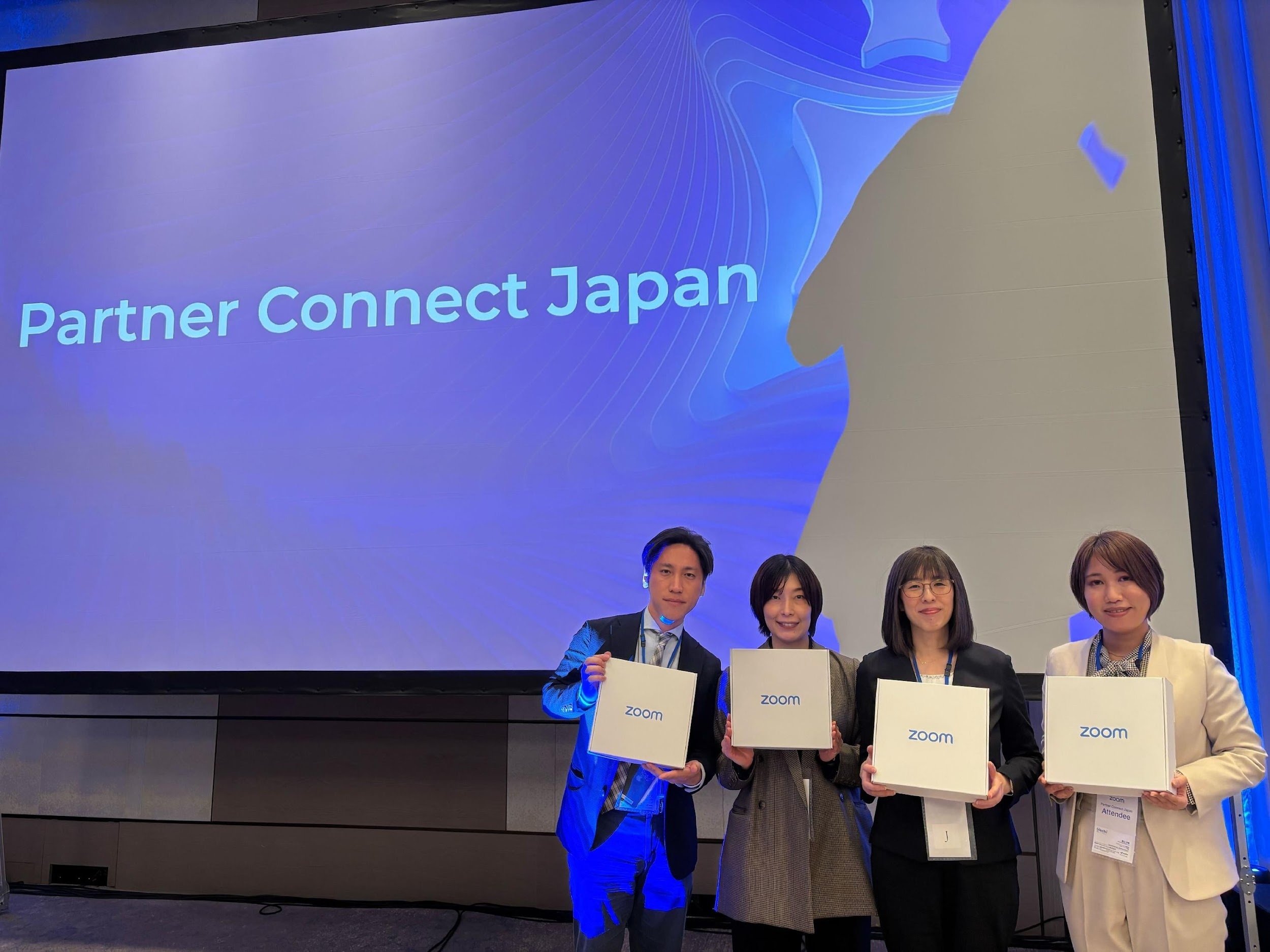 「Japan Zoom Partner Contributor Awards」 受賞者:双日テックイノベーション株式会社 クラウドソリューション事業本部 コラボレーション事業部 (写真左より順番に記載)八木 直久、増田 佑美、潘 みのり、津山 沙穂
