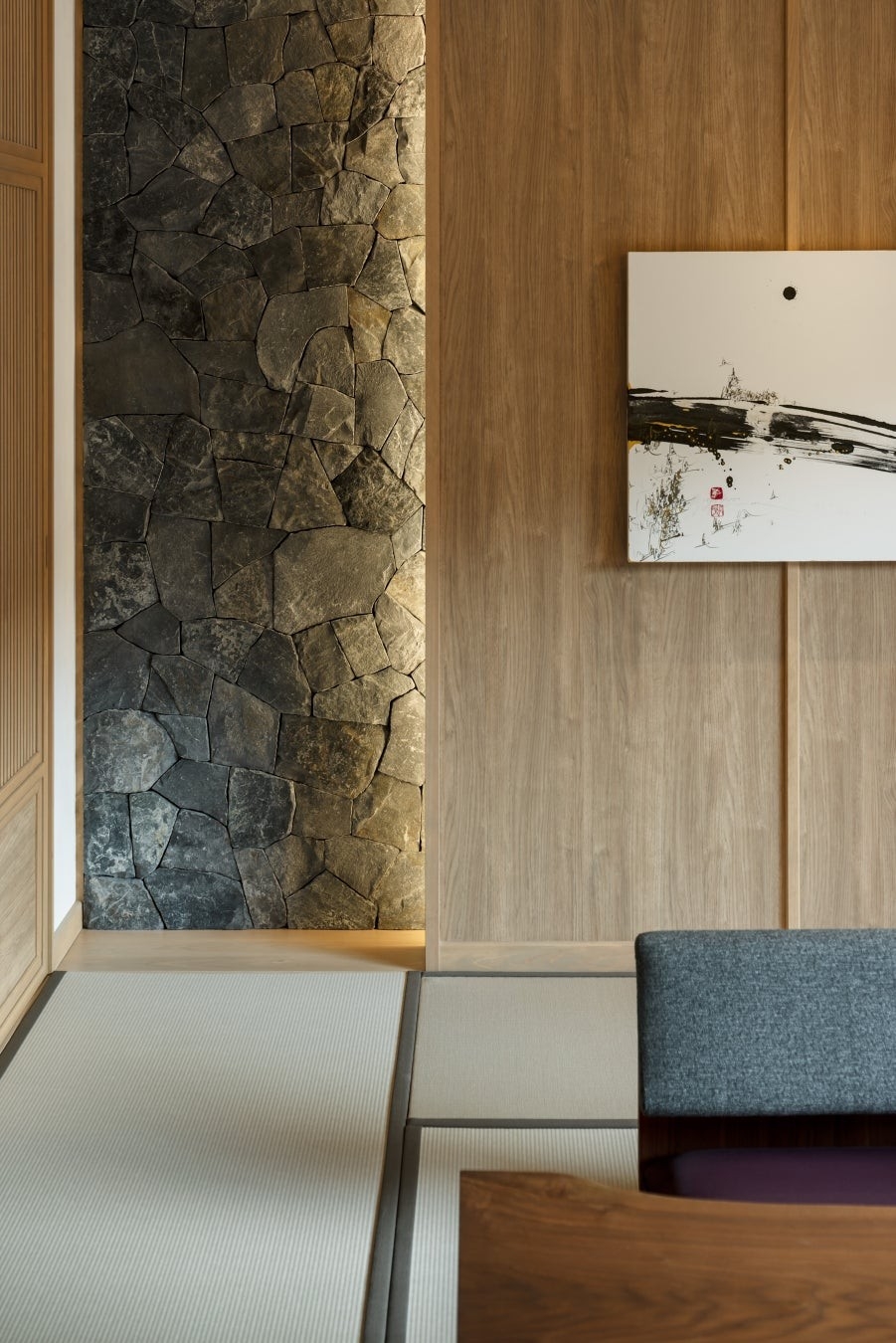 飛騨地域で採石された"飛騨石"を積み上げた石垣モチーフ