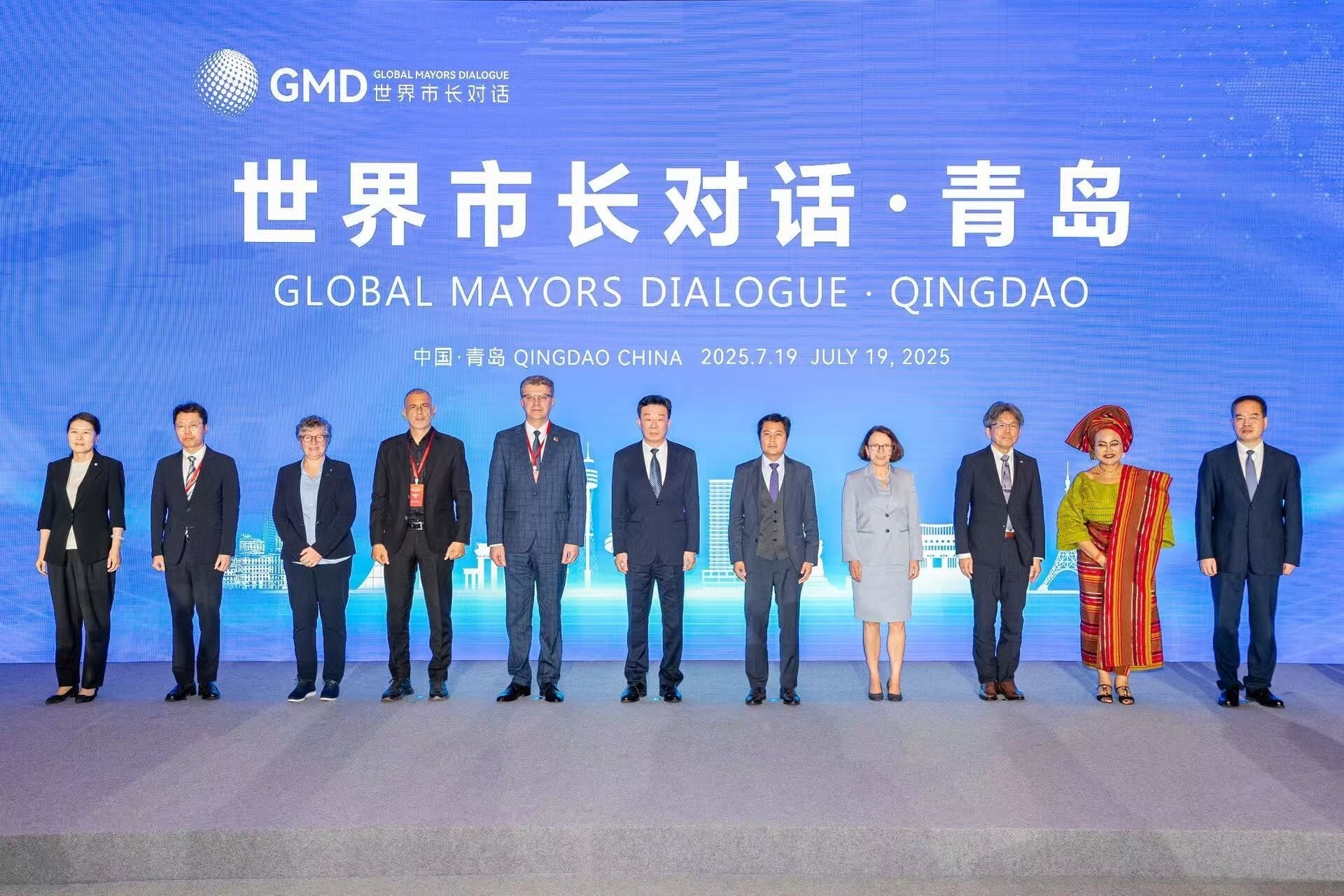 会議に参加した市長と市長代表の写真