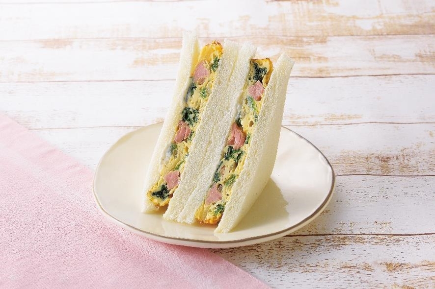 「サーモンパンチ監修 サーモンとほうれん草の玉子焼サンド」(税込350円)