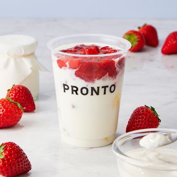 「八ヶ岳高原の濃厚苺ヨーグルト」480円(税込528円)