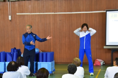 佐藤特任教授を紹介する梅田教授（左）