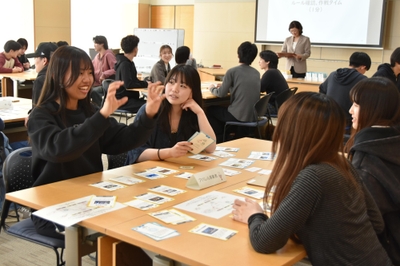 チームで戦略を練る様子