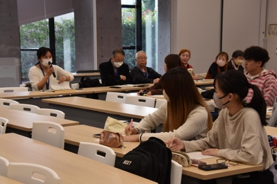 講評する東区の担当者