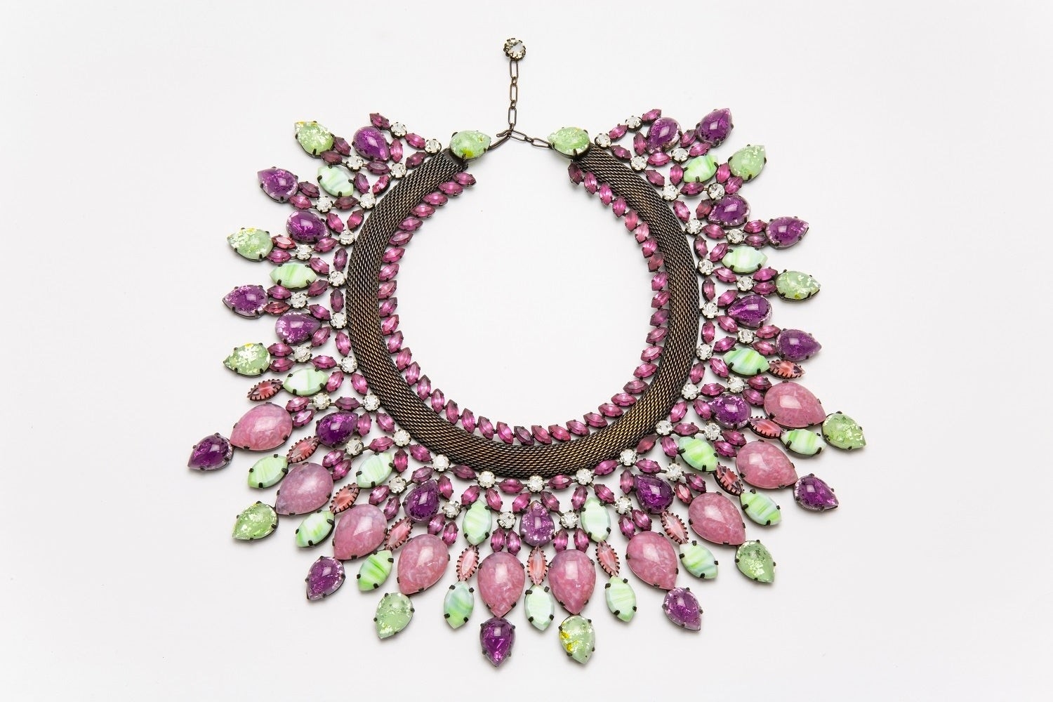 シス(シシィ・ゾルトフスカ)《ネックレス》 デザイン:ダミアン・シュラー、制作:メゾン・シス、1960年頃、カボションガラス、クリスタルガラス、黒染加工メタルネット、小瀧千佐子蔵