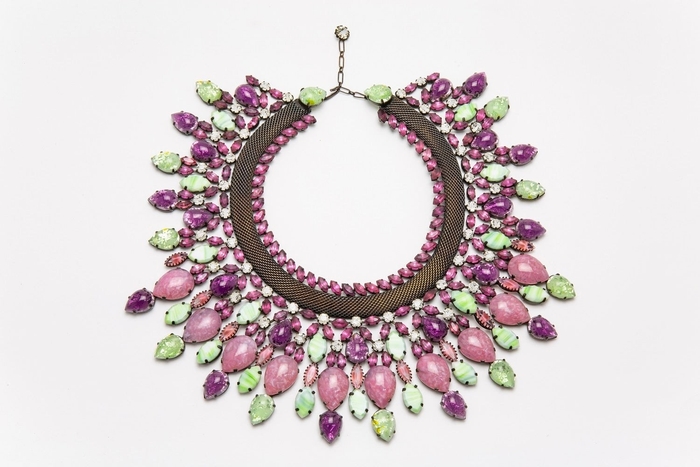 シス(シシィ・ゾルトフスカ)《ネックレス》 デザイン:ダミアン・シュラー、制作:メゾン・シス、1960年頃、カボションガラス、クリスタルガラス、黒染加工メタルネット、小瀧千佐子蔵