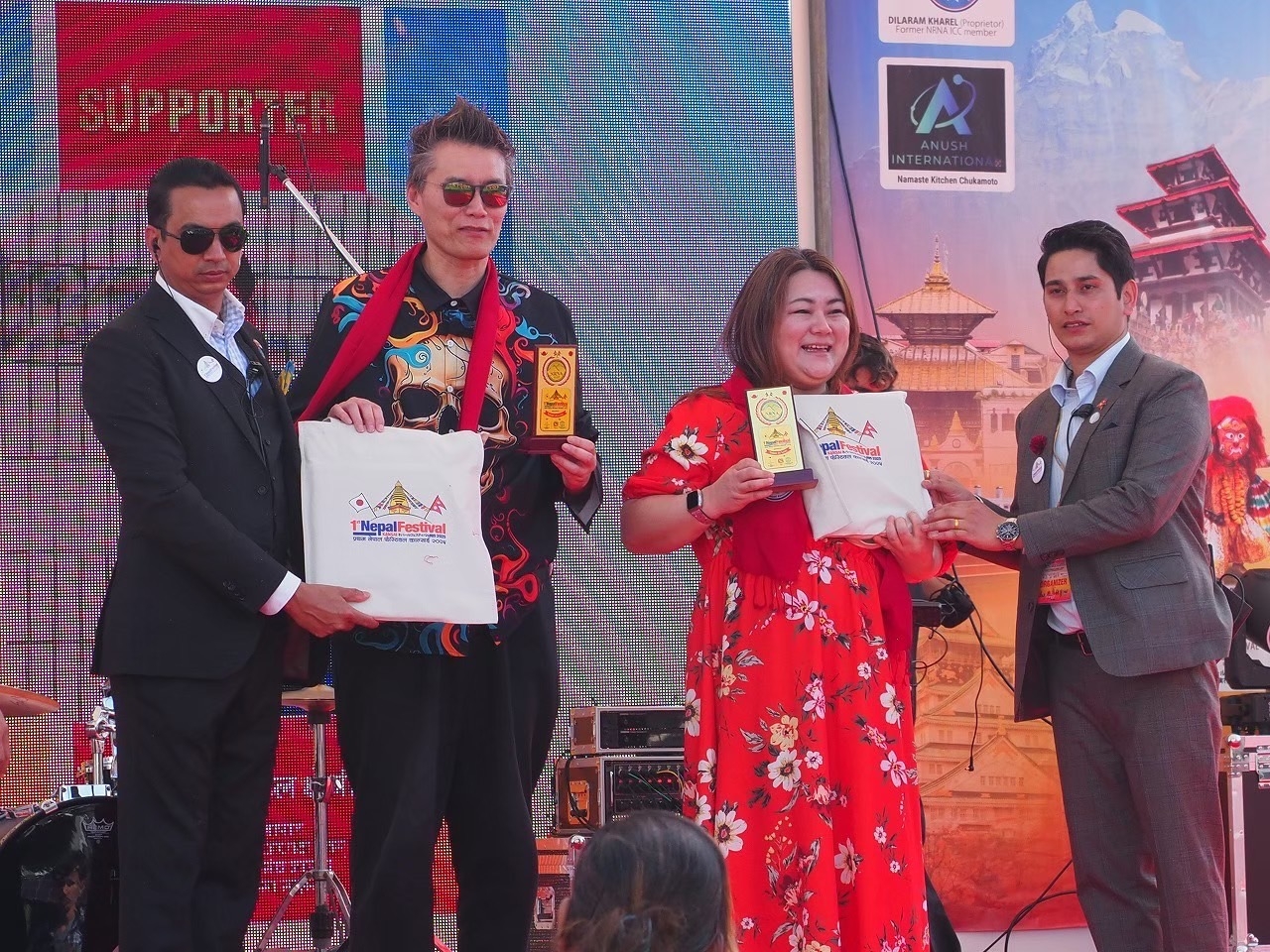 左からナレンドラ(ネパールフェスティバル実行委員長)、GOD、SIZUKU