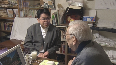 被爆者と話す高橋さん