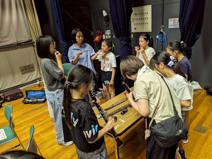 初めて楽器を触る様子