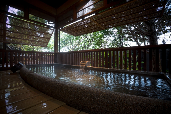 はなれ5棟の川側客室・温泉露天風呂一例