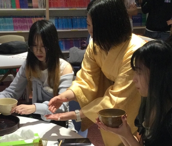 作法を教える井戸田 莉奈さん