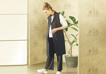 着るだけでスマートなスタイリングに！汗ばむ季節にさらっと羽織れるロングジレが登場