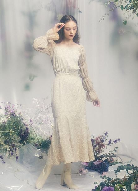 FLOWER SHIRRING SLEEVE DRESS ¥ 17,600 (税込)