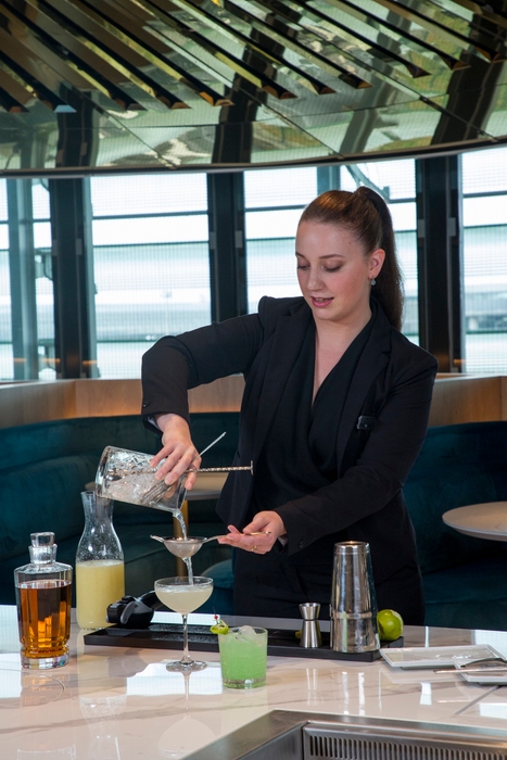 ラウンジのバー、「ル・バルコン」で　ホテル　ランカスター パリの女性チーフバーテンダー