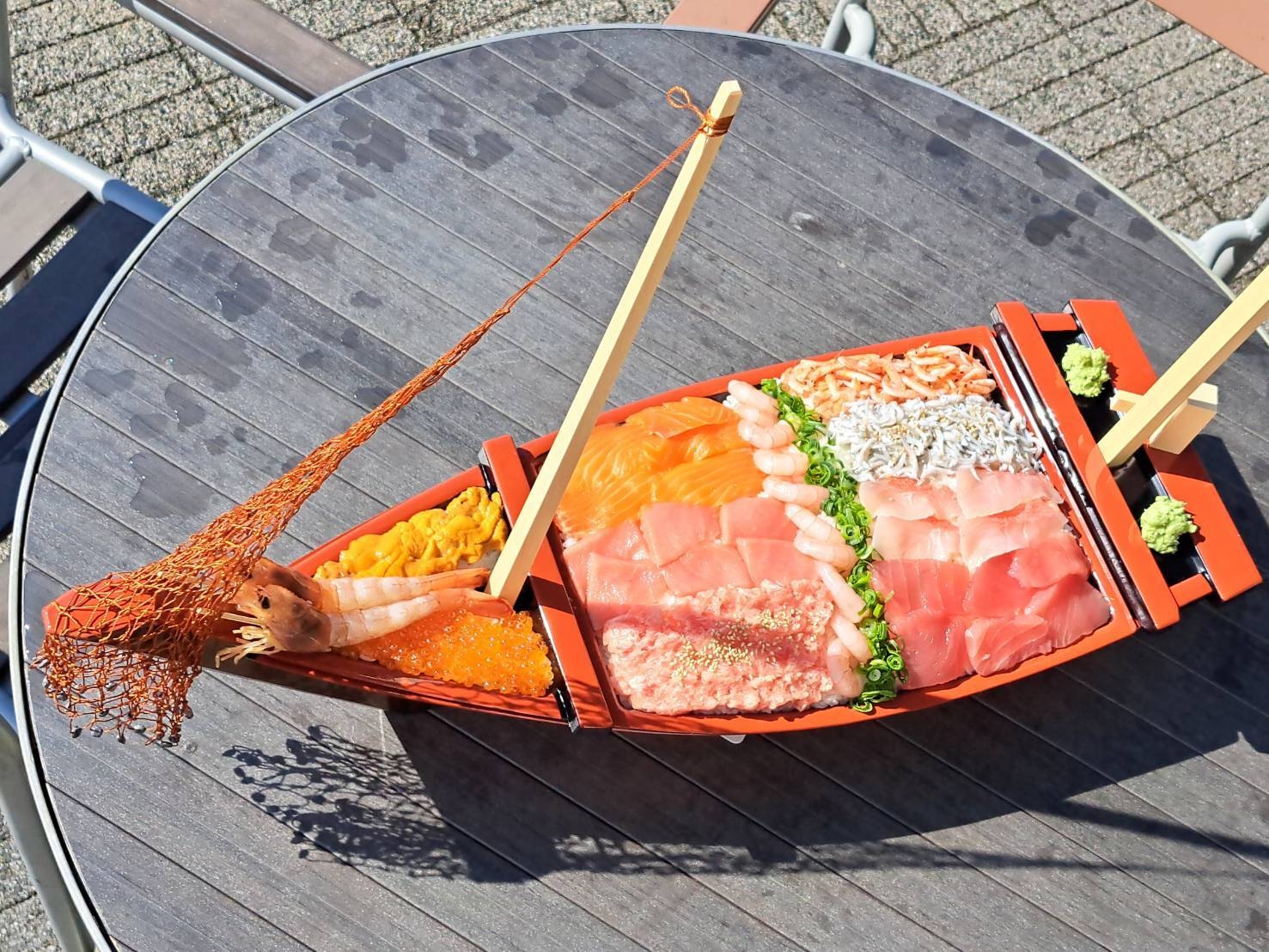 総重量2.1kg、全長65cmの大迫力海鮮丼