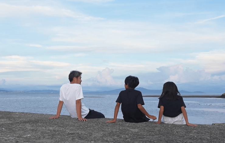 有明の海を眺める吉田シェフ