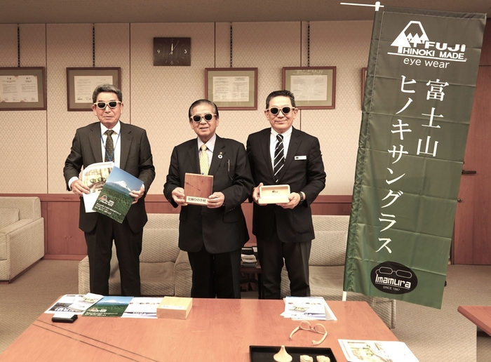 富士宮市長(中)林業組合(右)当社社長(左)