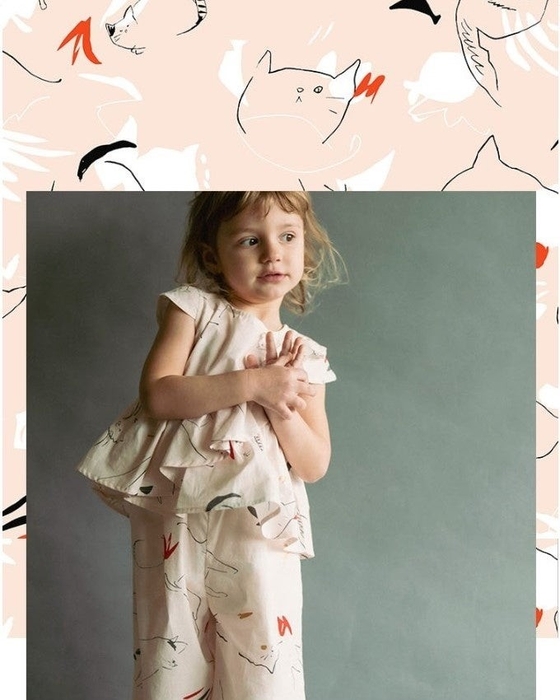 <hide and seek>野原で猫がかくれんぼ。頭が見えたり、おしりが見えたり、個性豊かな隠れ方。あれれれ、この子は隠れる気すらない。自由気ままな猫たちの、いろんな個性が見えてくる。誰とも何も比較せず、あるがままに生きていく。今日も空を流れる雲がおいしそう。