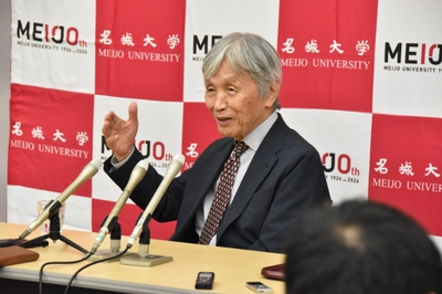 メディアの質問に答える佐川特任教授