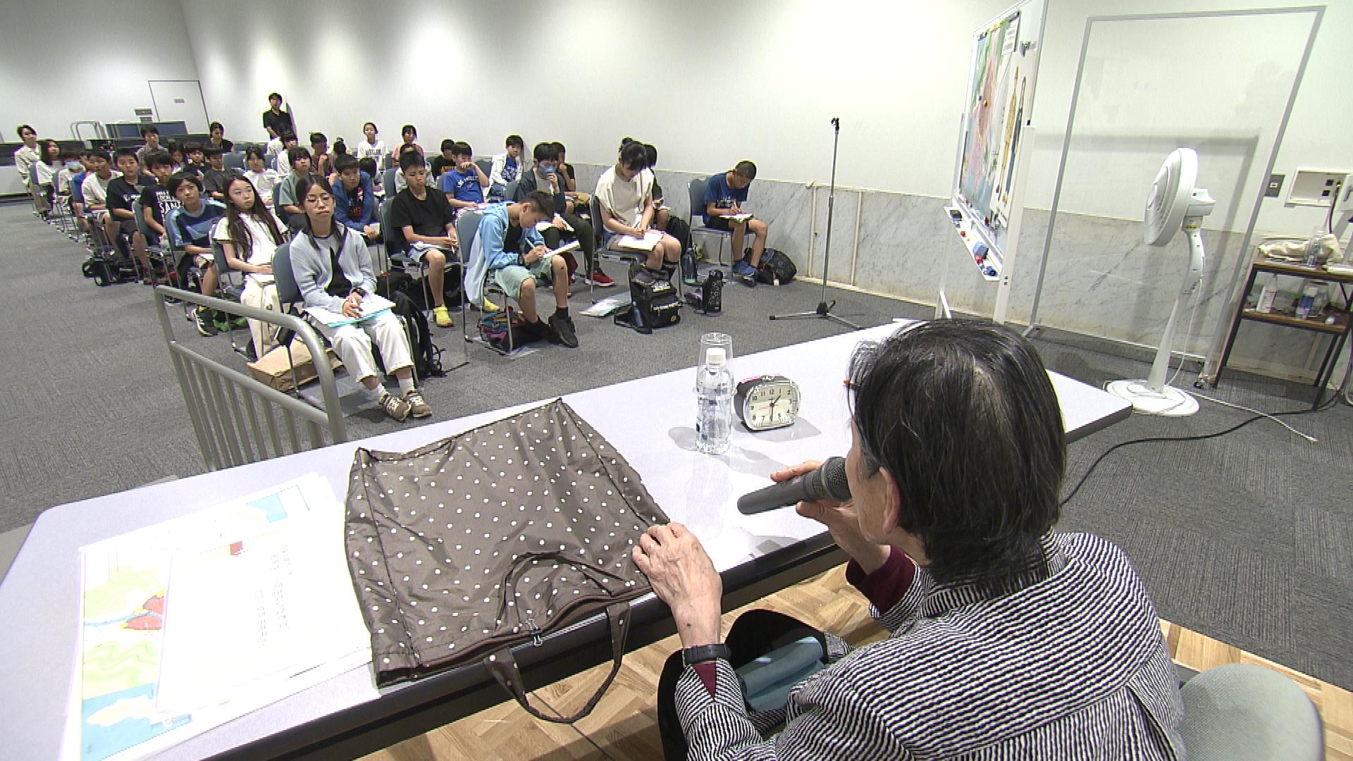 修学旅行生に被爆体験を語る